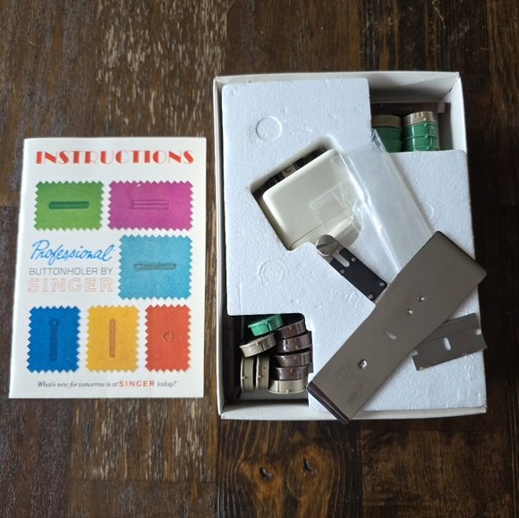 SINGER | Professional Buttonholer Sewing Machine Attachment - Picture 3 of 4